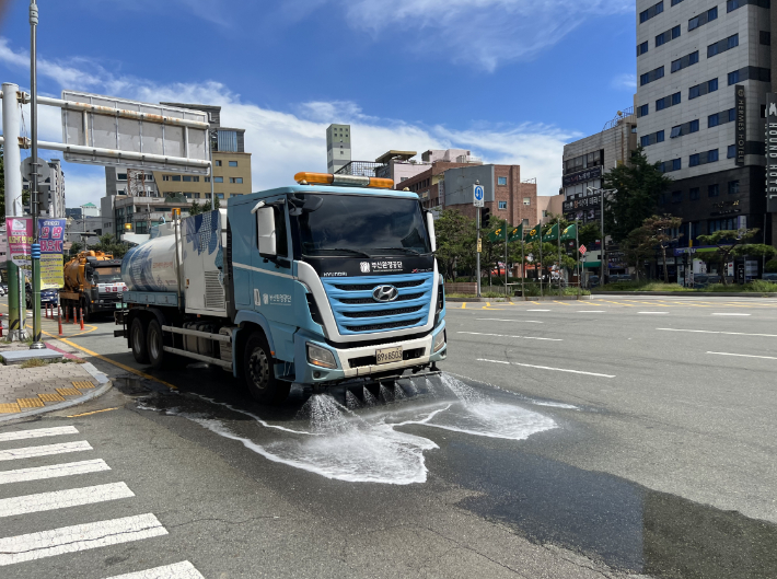 부산환경공단이 도로 물청소 차량을 활요해 살수작업을 하고 있다.  부산환경공단 제공