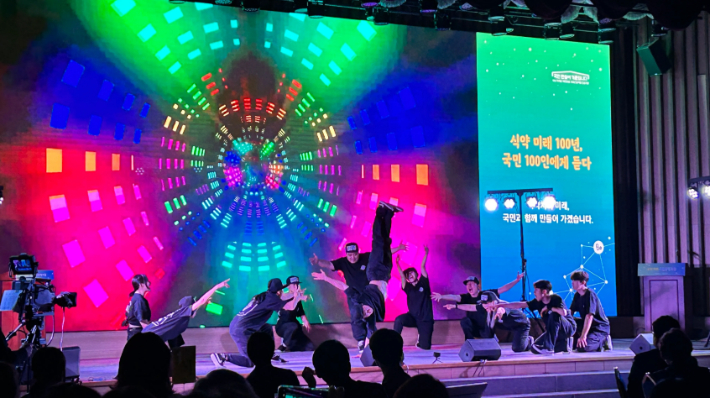 멘토 크루 공연 모습. 아이엠병원 사진 제공