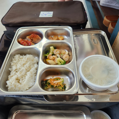익산시가 여름방학 기간 초등 돌봄교실 학생들에게 건강도시락을 제공한다. 익산시 제공