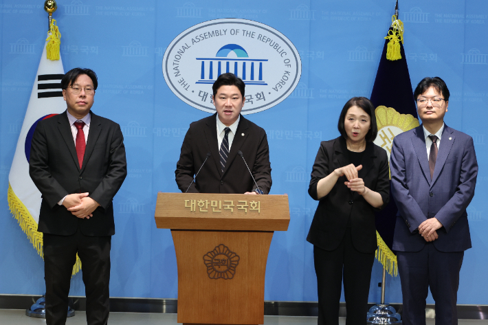 친한동훈계 "국민의힘 당론, 의총 말고 당원투표로 정하자"