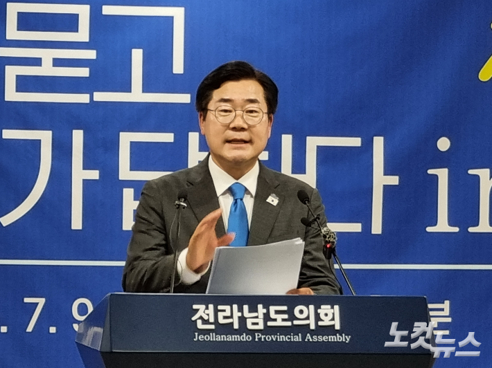 더불어민주당 당권에 도전하는 박찬대 의원이 9일 오전 10시 20분 전남도의회에서 기자회견을 열고 "강한 원팀 민주당을 만들고 승리하는 당 대표가 돼서 이재명 정부를 반드시 성공시키고 전남의 미래를 활짝 열겠다"라며 전남 도민과 당원의 적극적 지지를 호소했다. 김형로 기자