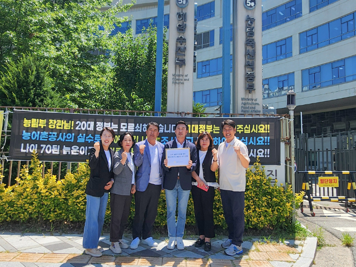 9일 부산 강서구의회가 해양수산부에 부산 통합 이전 촉구 건의문을 전달했다. 부산 강서구의회 제공