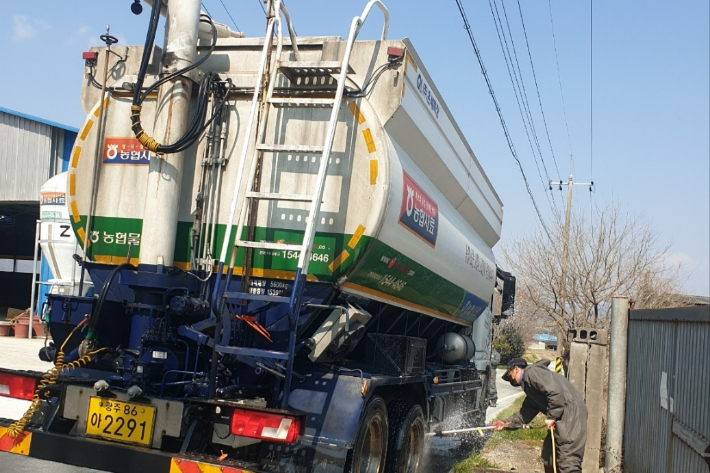 사료차량 소독. 전라남도 제공