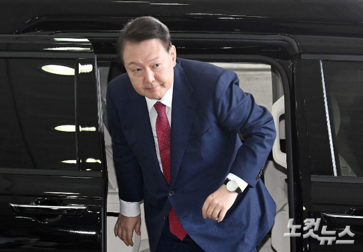 [속보]尹, 구속영장 심사 받기 위해 서울중앙지법 도착