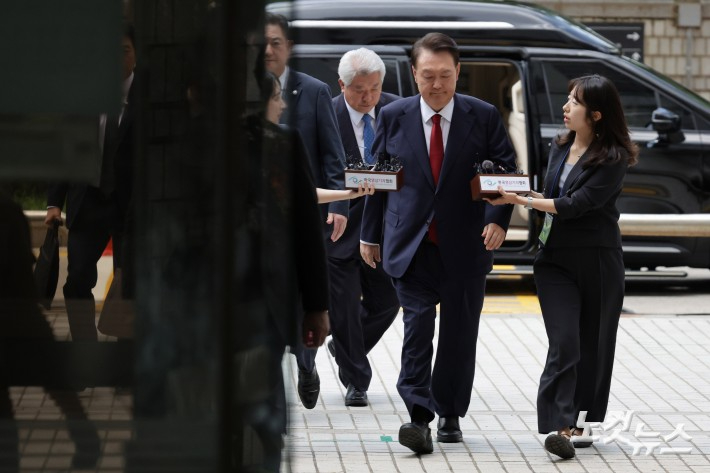 [속보]윤석열 전 대통령 법원 구속영장심사 시작