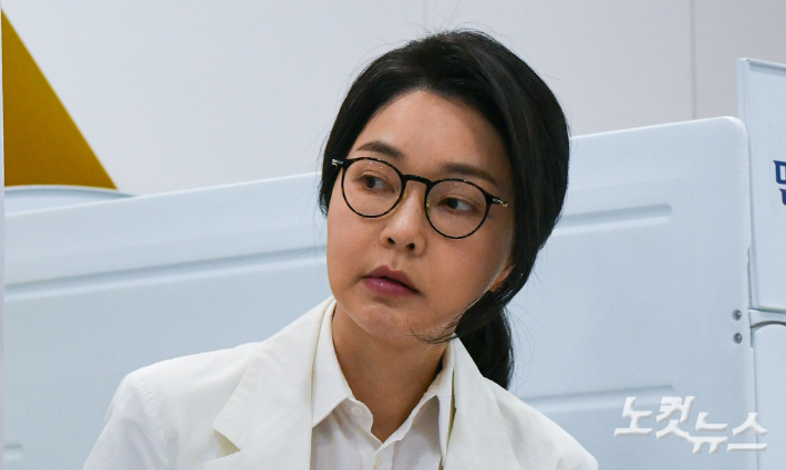 [속보]특검 "'김건희 집사 게이트' 수사 착수…핵심 관련자 출국 확인"