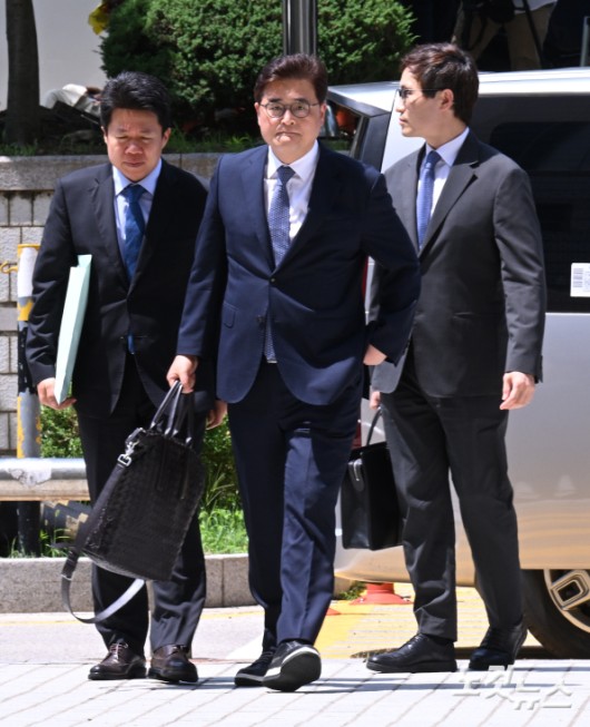 서울중앙지방법원 들어서는 박억수 특검보