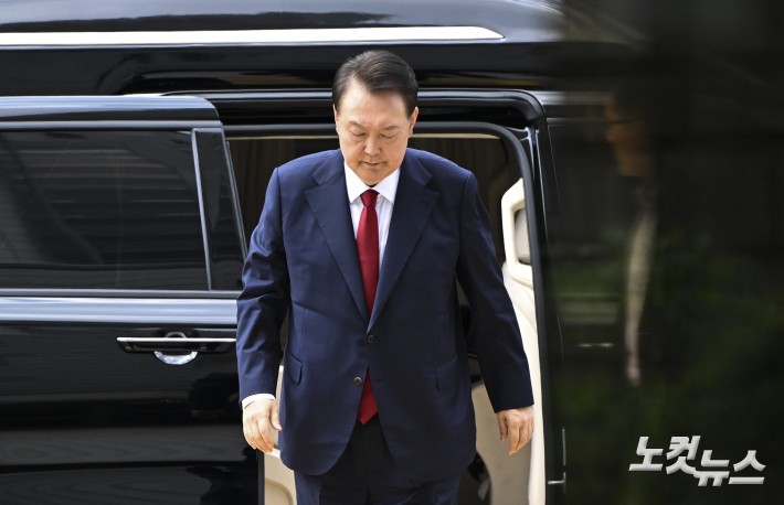 윤석열 전 대통령이 9일 서울 서초구 서울중앙지방법원에서 구속 전 피의자심문(영장실질심사)을 받기 위해 출석하고 있다. 2025.07.09 사진공동취재단