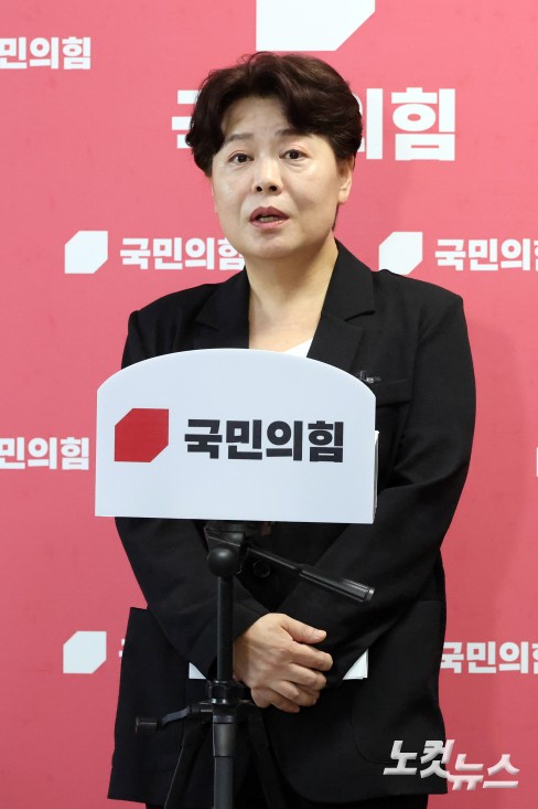 취재진의 질문받는 윤희숙 신임 혁신위원장