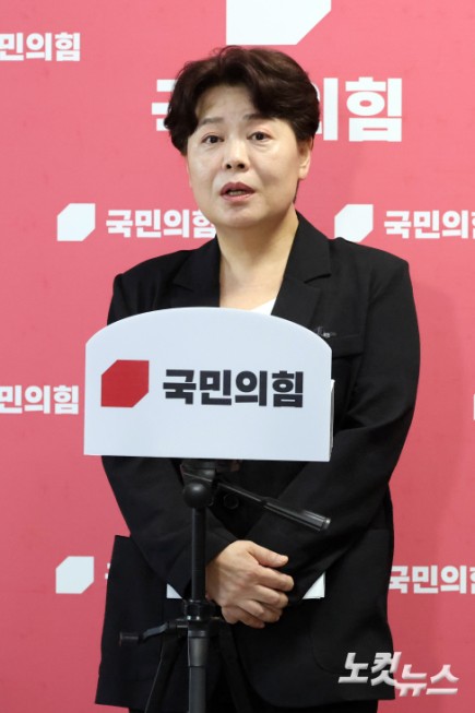 취재진의 질문받는 윤희숙 신임 혁신위원장