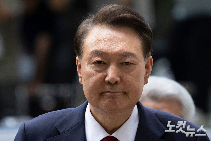 '굳은 표정' 尹 구속심사 진행 중…특검 10명 출격