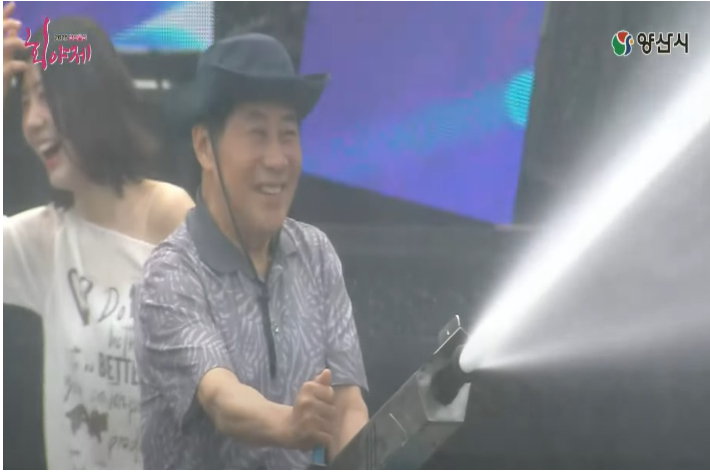 나동연 시장이 지난달 축제에서 물대포를 쏘고 있다. 양산시 유튜브 캡처