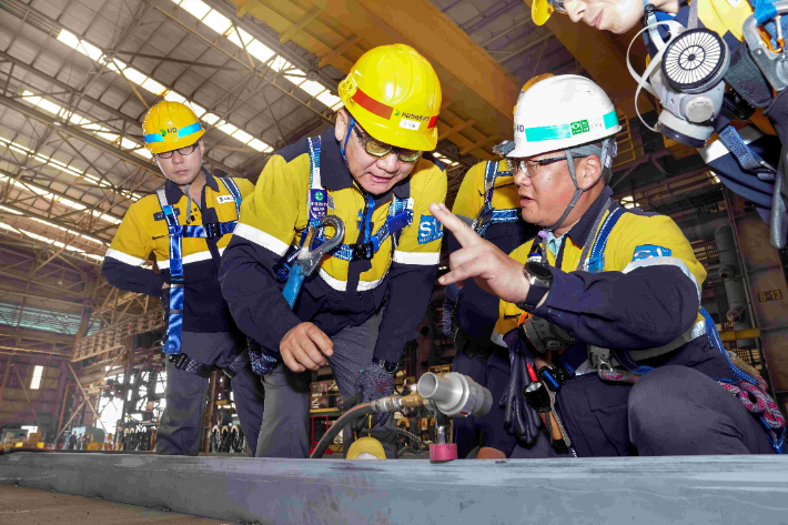 노진율 HD현대중공업 사장이 지난 8일 HD현대삼호 사업장에서 안전과  관련해 지시를 하고 있다. HD현대중공업 제공