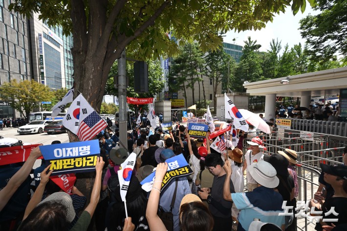 중앙지법 앞에 모인 尹지지자들