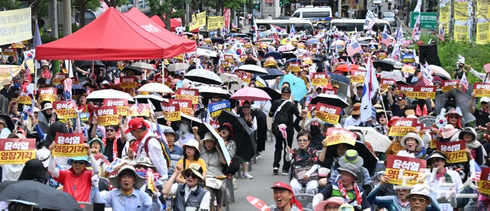 중앙지법 앞에 모인 尹지지자들