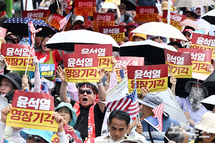 폭염 속 외침 '윤석열 영장 기각'[노컷네컷]