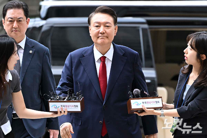 '빨간 넥타이' 윤석열, 넉 달 만에 재구속 기로[노컷네컷]