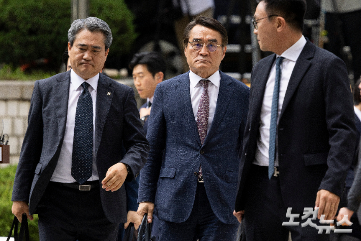 윤석열 전 대통령의 변호인단인 송진호(왼쪽),배보윤(가운데) 변호사가  9일 서울 서초구 서울중앙지법에서 열린 영장실질심사에 출석하고 있다. 사진공동취재단