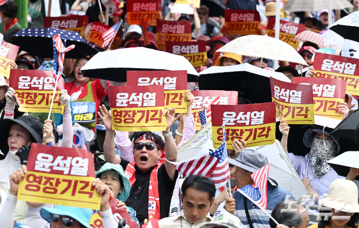 윤석열 전 대통령의 재구속 여부를 가를 구속 전 피의자심문(영장실질심사)이 열린 9일 오후 서초구 서울중앙지방법원 인근에서 윤 전 대통령 지지자들이 재구속을 반대하는 집회를 갖고 있다. 황진환 기자
