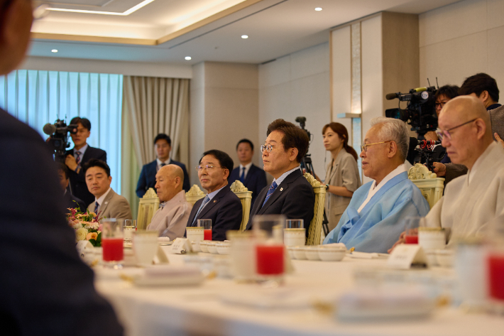 이재명 대통령, 종교지도자 의견 청취…"대한민국 공동체 어른 되달라"