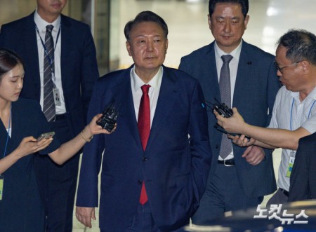 12·3 불법계엄 사태로 특검 수사를 받는 윤석열 전 대통령이 9일 서울 서초구 서울중앙지방법원에서 열린 구속 전 피의자 심문(영장실질심사)을 마치고 대기 장소인 서울구치소로 이동하고 있다.