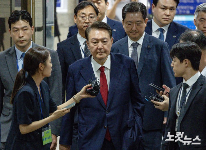 12·3 불법계엄 사태로 특검 수사를 받는 윤석열 전 대통령이 9일 서울 서초구 서울중앙지방법원에서 열린 구속 전 피의자 심문(영장실질심사)을 마치고 대기 장소인 서울구치소로 이동하고 있다.