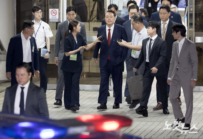 12·3 불법계엄 사태로 특검 수사를 받는 윤석열 전 대통령이 9일 서울 서초구 서울중앙지방법원에서 열린 구속 전 피의자 심문(영장실질심사)을 마치고 대기 장소인 서울구치소로 이동하고 있다.