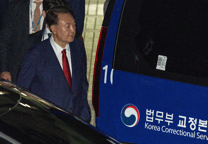 12·3 불법계엄 사태로 특검 수사를 받는 윤석열 전 대통령이 9일 서울 서초구 서울중앙지방법원에서 열린 구속 전 피의자 심문(영장실질심사)을 마치고 대기 장소인 서울구치소로 이동하고 있다. 사진공동취재단