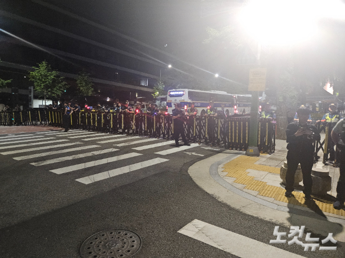 '尹구속'에 지지자들, 법원 향해 고성·오열…망연자실 해산