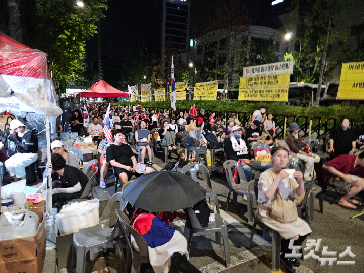 10일 새벽 2시 7분쯤 서울중앙지법이 윤석열 전 대통령에 대해 구속영장을 발부한 직후 서울 서초동에서 집회를 벌이던 윤 전 대통령 지지자들이 실망한 표정을 짓고 있다. 이원석 기자