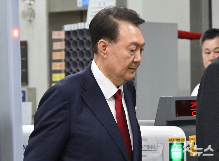 넉달 만에 구치소행 尹…계엄·체포·구속·석방·재구속까지