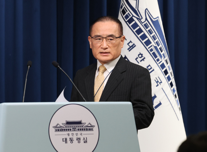 미국에서 귀국한 위성락 국가안보실장이 9일 기자들에게 방미 결과에 관해 브리핑하기 위해 용산 대통령실 기자회견장에 입장하고 있다. 연합뉴스