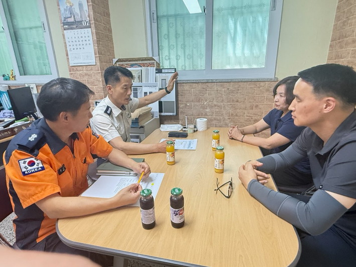 노후 아파트 화재안전 현장점검에서 대화하고 있다. 순천소방서 제공