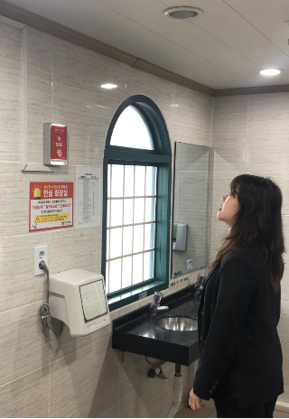 공중화장실에 설치한 음성인식 안심 비상벨 시연. 속초시 제공