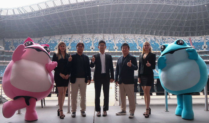 지난 1일 하이트진로가 멕시코 축구 명문 구단 CF 몬테레이와 공식 스폰서십을 체결하고 기념사진을 촬영하고 있다.(왼쪽에서 세 번째부터 권성준 Asian Food Marketing 대표, 오세호 하이트진로 미주팀장, 최한결 하이트진로 미주팀 과장). 하이트진로 제공