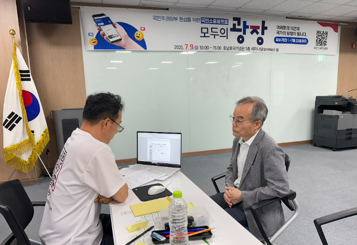 박병희 단장(우측)이 국정기획위 측에 전남 국립의대 신설을 제안하고 있다. 순천대 제공