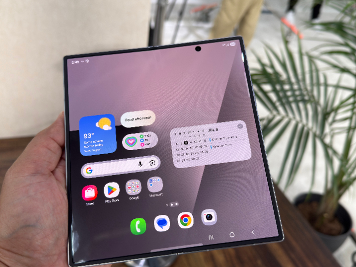 삼성전자는 9일(현지시간) 뉴욕 브루클린 두갈 그린하우스에서 열린 신제품 공개 행사 '갤럭시 언팩 2025'에서 신형 폴더블 스마트폰 갤럭시 Z 폴드7 및 플립7를 전 세계에 소개했다. 사진은 폴드7를 펼친 모습. 연합뉴스