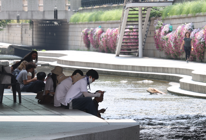 향후 우리 경제가 경기 침체 이후 장기간 회복 없이 저성장에 머무는 'L자형 불황'이 우려된다는 전망이 나왔다. 사진은 8일 서울 청계천 모전교 아래 그늘에서 시민들이 휴식을 취하고 있는 모습. 연합뉴스
