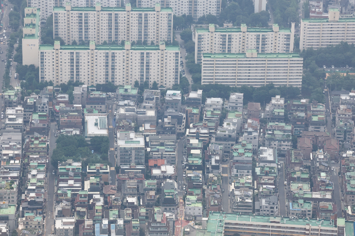 서울 송파구 롯데월드타워 전망대 서울스카이에서 바라본 서울 시내 아파트 및 빌라단지의 모습. 연합뉴스