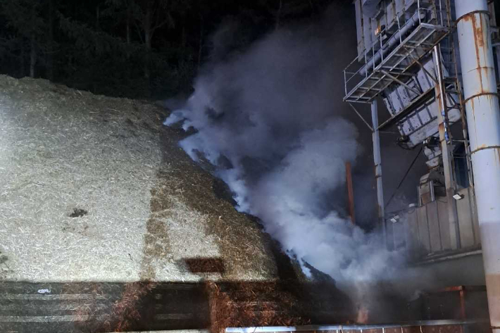 지난 9일 오후 9시 51분쯤 강원 평창군 용평면의 한 목재 가공 공장에서 불이 나 3시간 20여분 만에 꺼졌다. 강원소방본부 제공