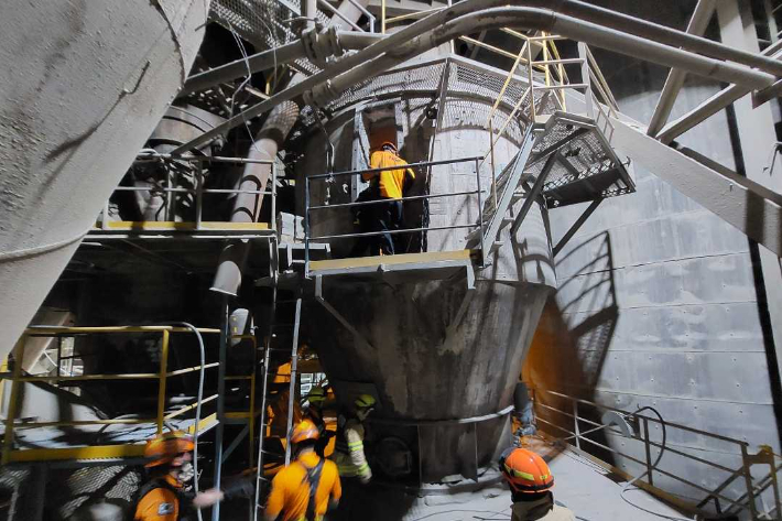 지난 9일 오후 11시 37분쯤 강원 영월군 한반도면 쌍용리의 한 시멘트 공장에서 분진 제거 작업을 하던 A(71)씨가 2m 아래로 추락했다. 강원소방본부 제공