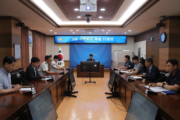 강원 춘천경찰서는 9일 오전 경찰서장을 팀장으로 교통과 생활, 서민경제 분야 3대 기초질서 확립을 위한 태스크포스(TF) 회의를 열었다. 춘천경찰서 제공