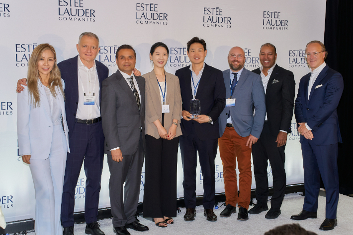 코스맥스·에스티 로더 최고 품질 파트너 수상 기념 사진. 코스맥스 제공