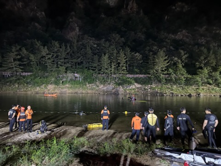 소방당국이 9일 금산군 천내리 금강 상류 인근에서 실종자들을 수색하고 있는 모습. 금산군 제공