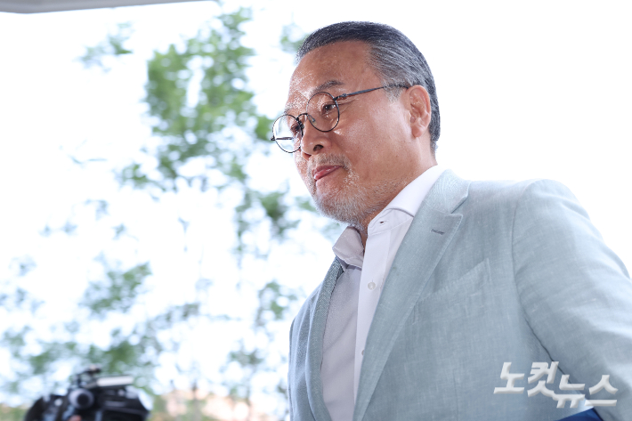 이일준 삼부토건 회장이 10일 오전 서울 종로구 KT광화문빌딩 웨스트에 마련된 김건희 특검 사무실에 피의자 신분으로 출석하고 있다. 류영주 기자