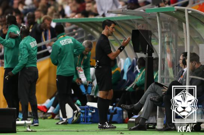 VAR 확인 중인 심판. 대한축구협회