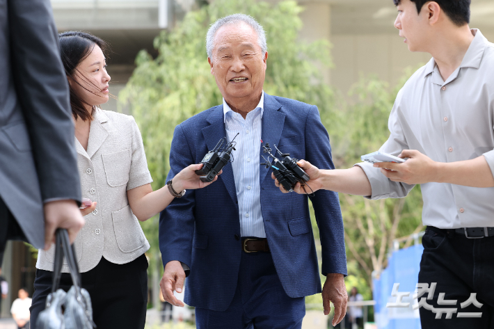 조성옥 전 삼부토건 회장이 10일 오전 서울 종로구 KT광화문빌딩 웨스트에 마련된 김건희 특검 사무실에 피의자 신분으로 출석하고 있다. 류영주 기자