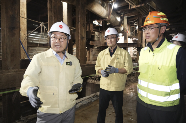 강기정 광주광역시장이 지난 9일 서구 금호지구 입구 사거리 도시철도2호선 1단계 건설 현장을 방문해 공사 진행 상황과 현장 근로자들을 위한 특별 안전점검을 하고 있다. 광주시 제공