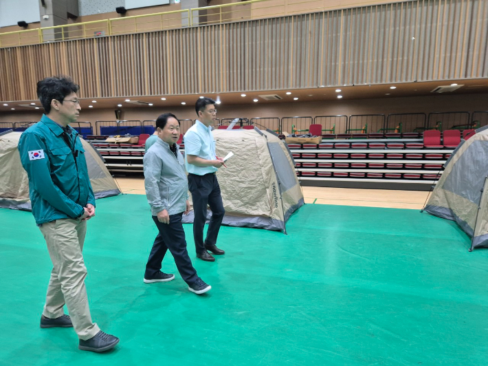 주광덕 시장이 임시 대피소를 점검하고 있다. 남양주시 제공