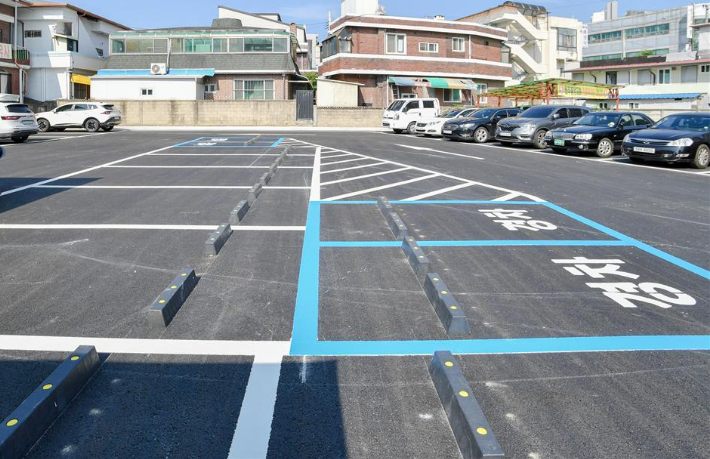 지역경제활성화와 주차난 해소를 위해 조성한 원주시 개운동 물레방아거리 공영주차장. 원주시 제공 